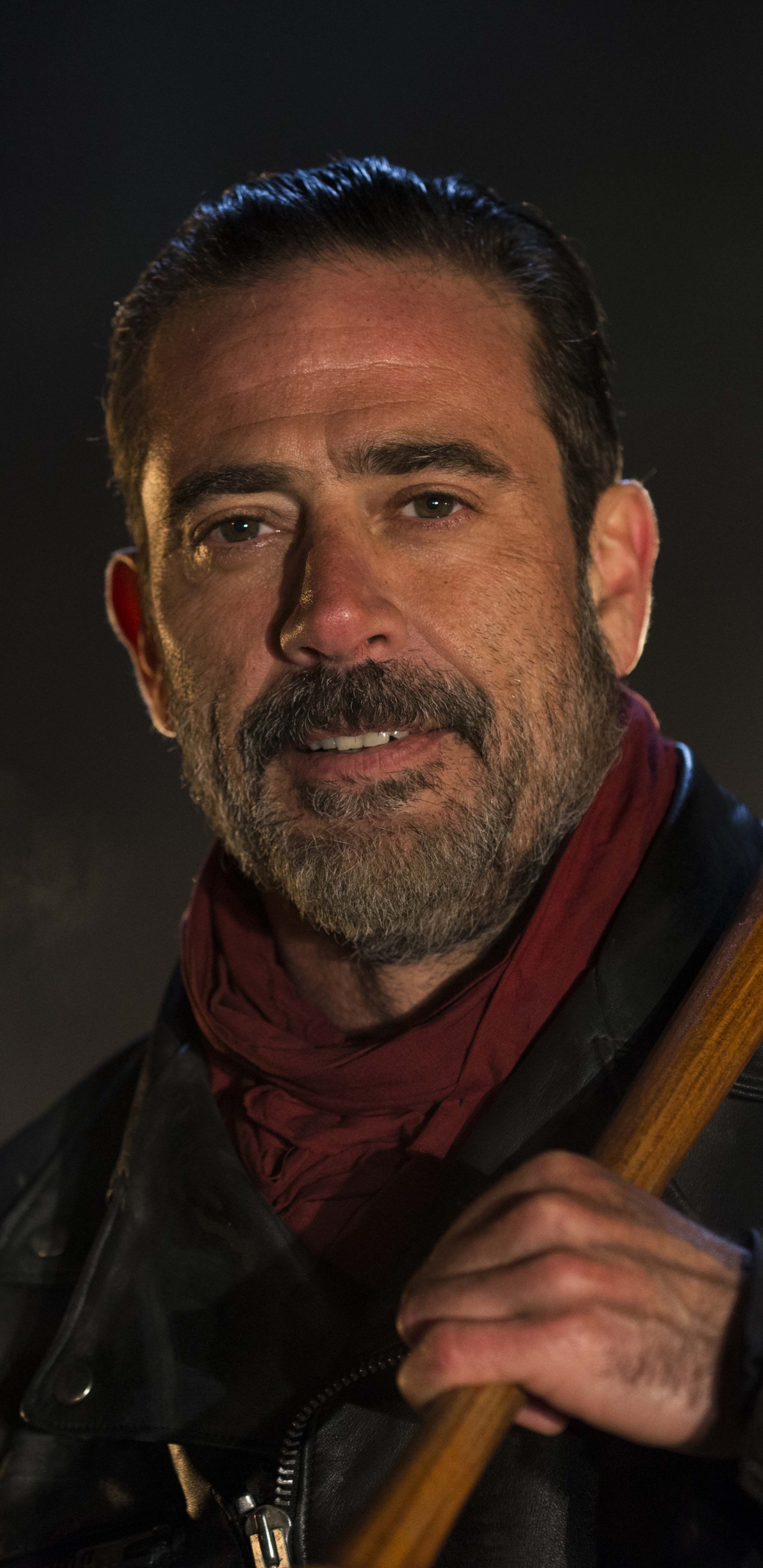 Hombre Con Chaqueta de Cuero Negro Sosteniendo un Palo de Madera Marrón. Wallpaper in 1440x2960 Resolution