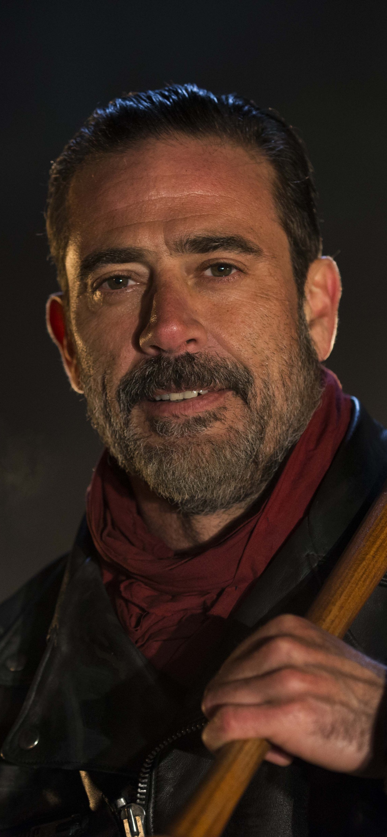 Homme en Blouson de Cuir Noir Tenant un Bâton en Bois Marron. Wallpaper in 1242x2688 Resolution