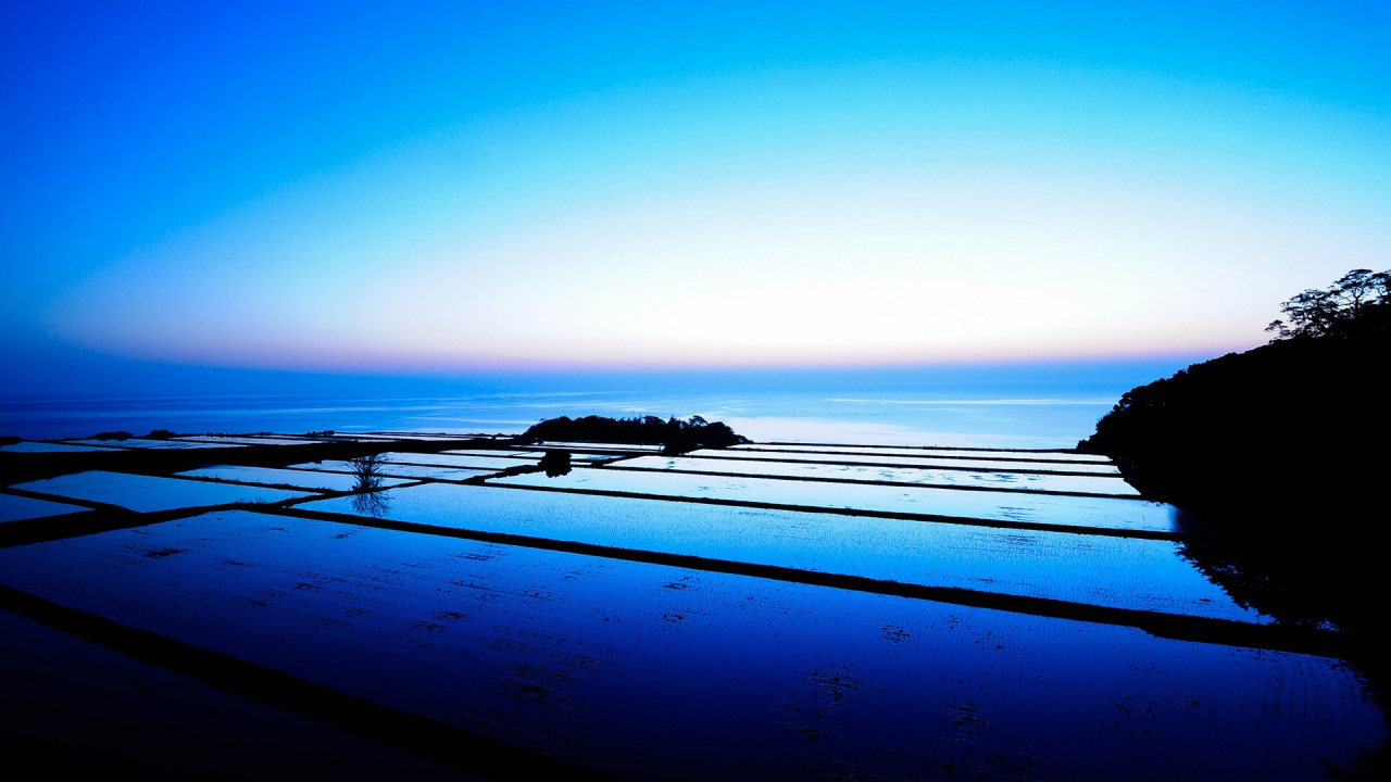 Silhouette Einer Person, Die Bei Sonnenuntergang am Strand Spazieren Geht. Wallpaper in 1280x720 Resolution