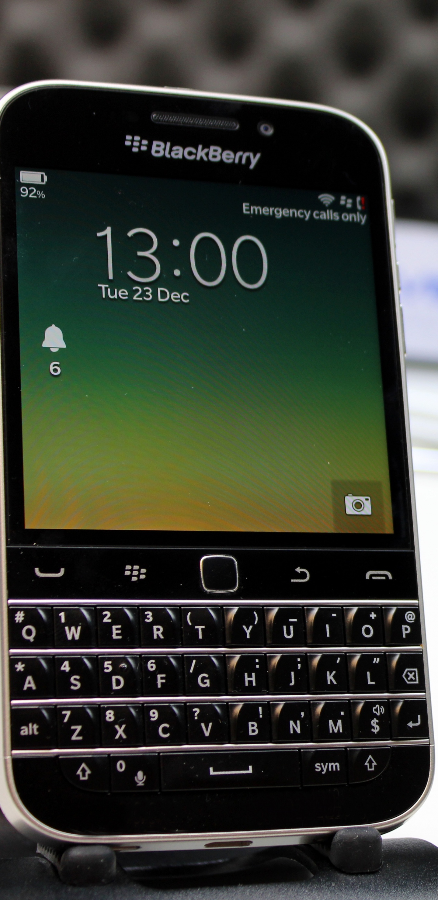 Schwarzes Blackberry-QWERTZ-Telefon Auf Weißem Tisch. Wallpaper in 1440x2960 Resolution