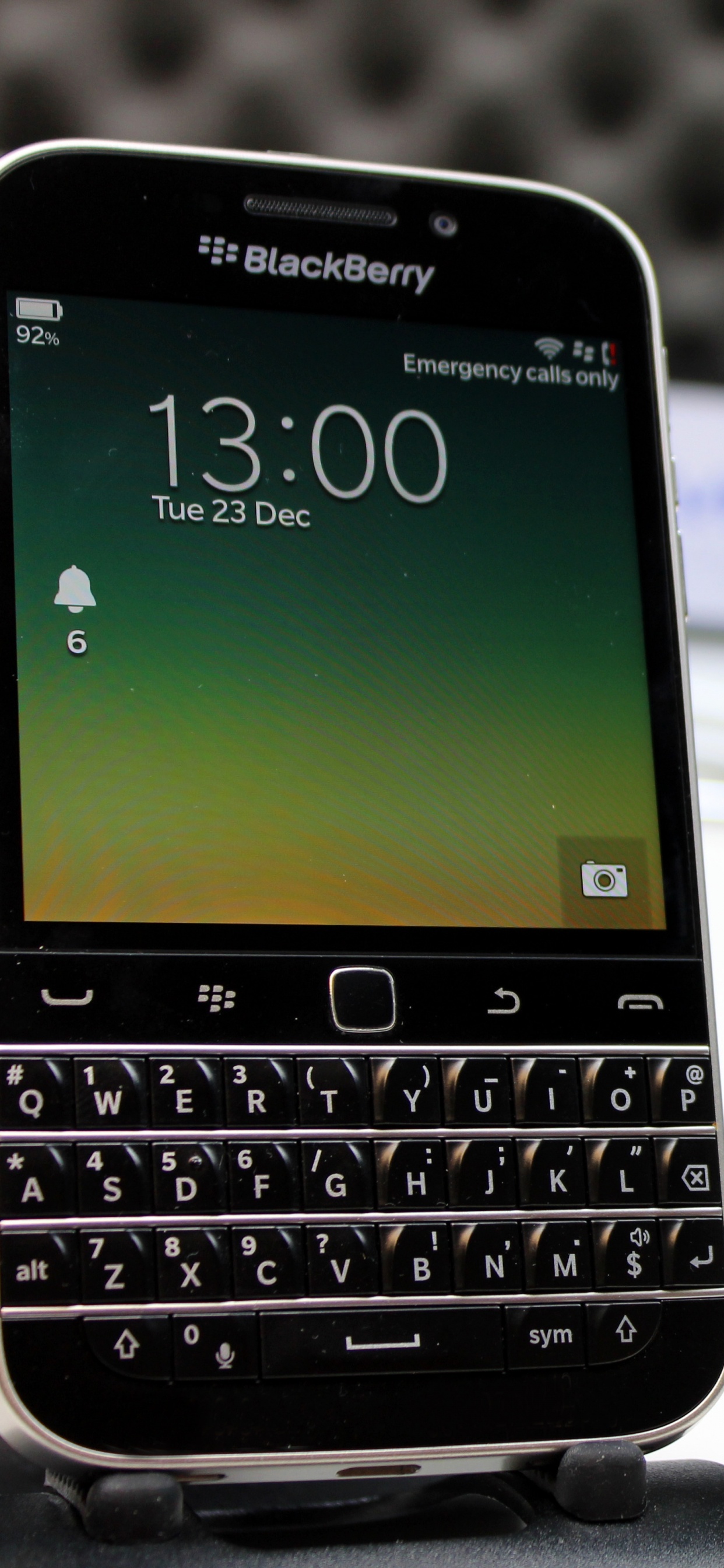 Blackberry Téléphone Qwerty Sur Tableau Blanc. Wallpaper in 1242x2688 Resolution