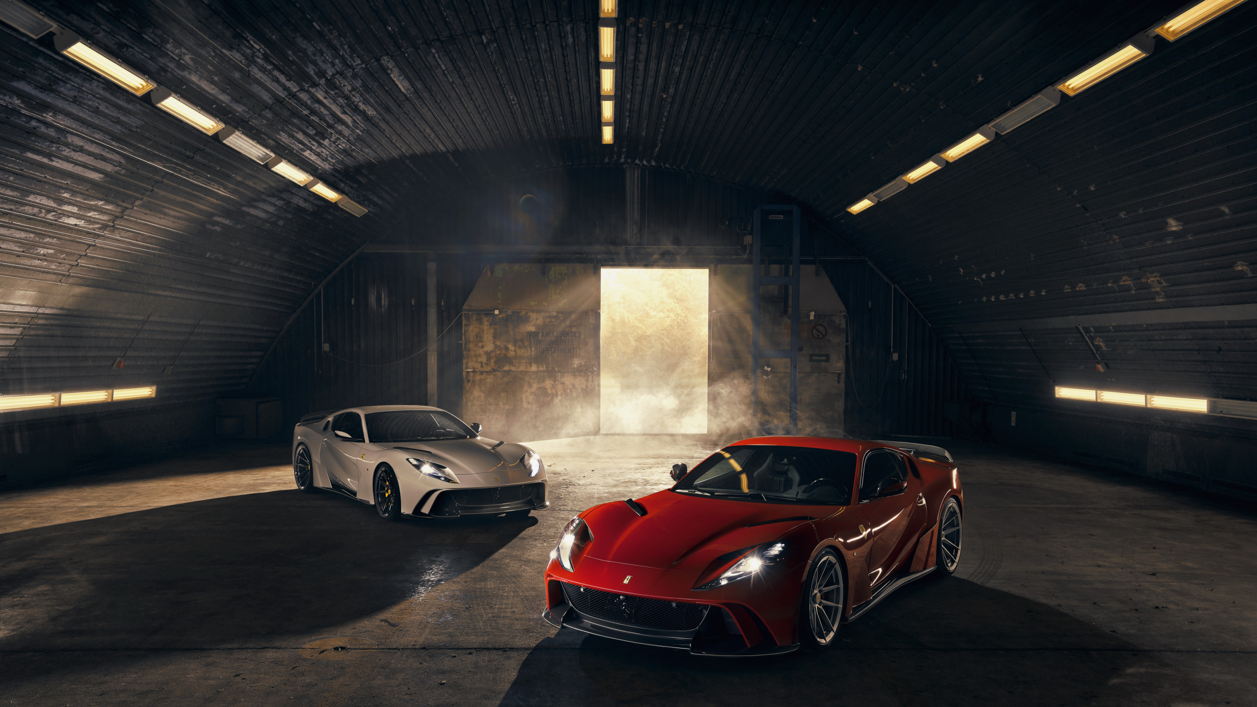 Roter Ferrari 458 Italia in Garage Geparkt. Wallpaper in 2560x1440 Resolution