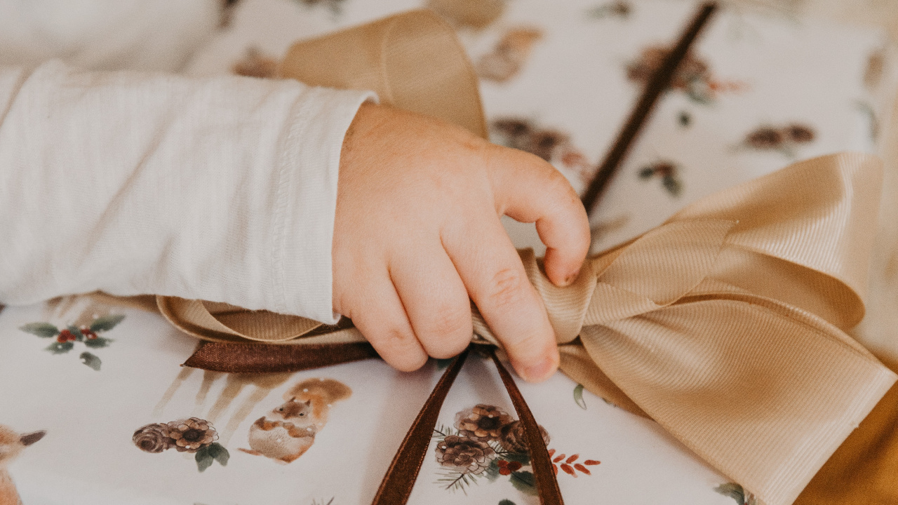 Geschenk, Baum, Textil, Hand, Peach. Wallpaper in 1280x720 Resolution