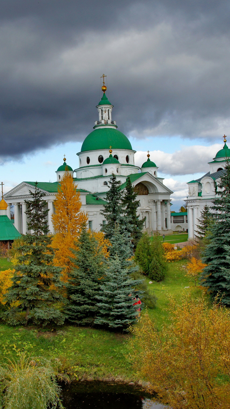 Bâtiment en Béton Vert et Marron Sous Ciel Nuageux Pendant la Journée. Wallpaper in 750x1334 Resolution