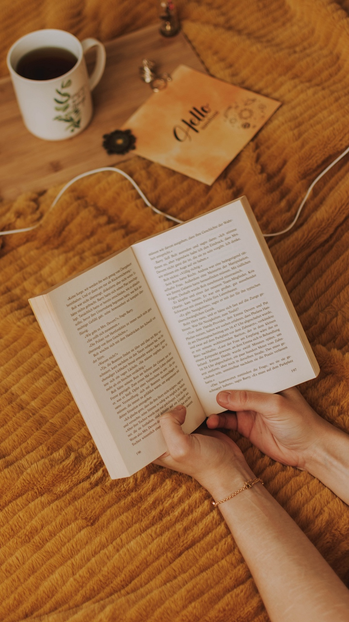 Book, The Almost Queen, of Dreams and Shadows, Reading, Review. Wallpaper in 720x1280 Resolution