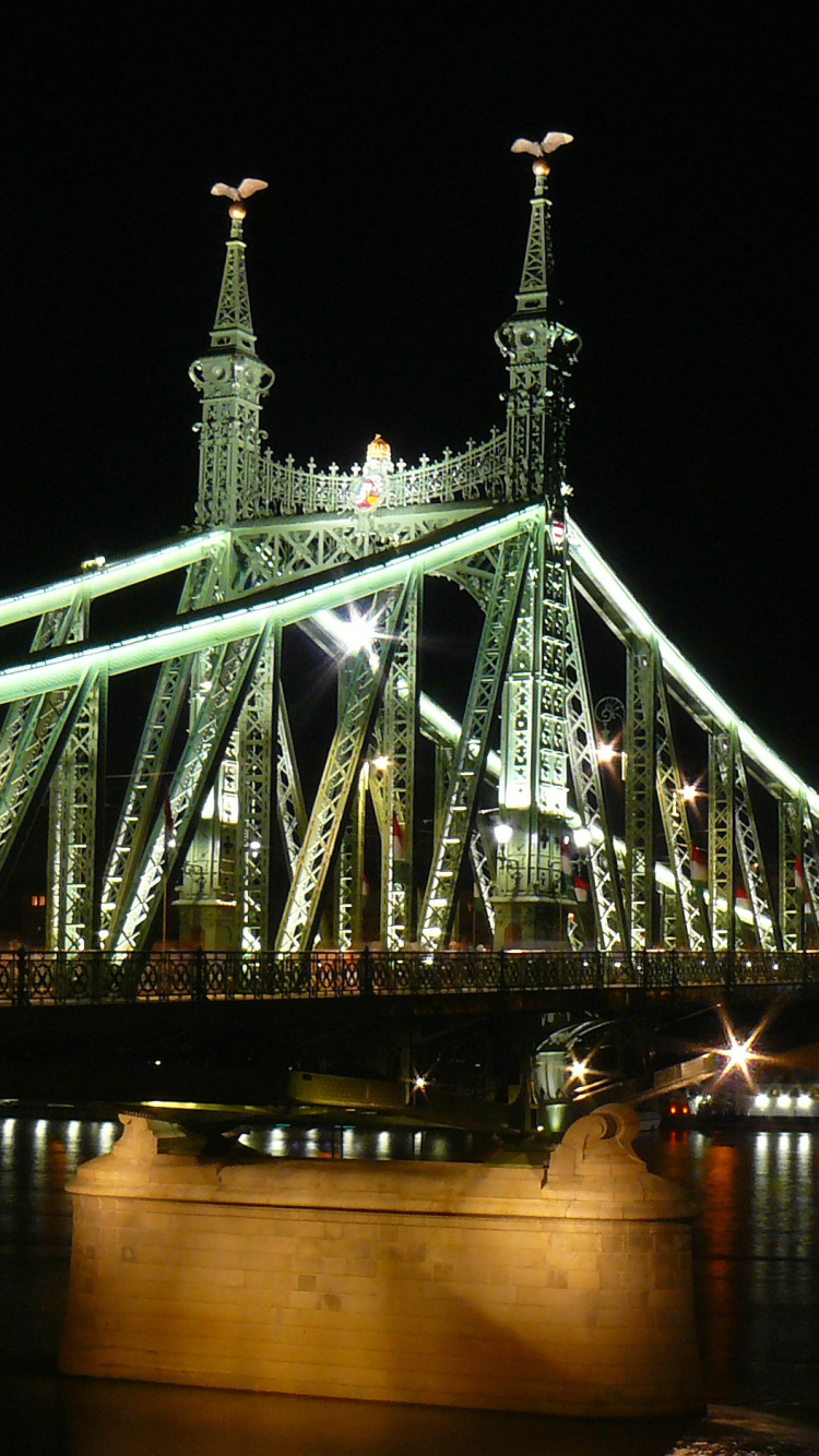 Pont Illuminé Pendant la Nuit. Wallpaper in 750x1334 Resolution