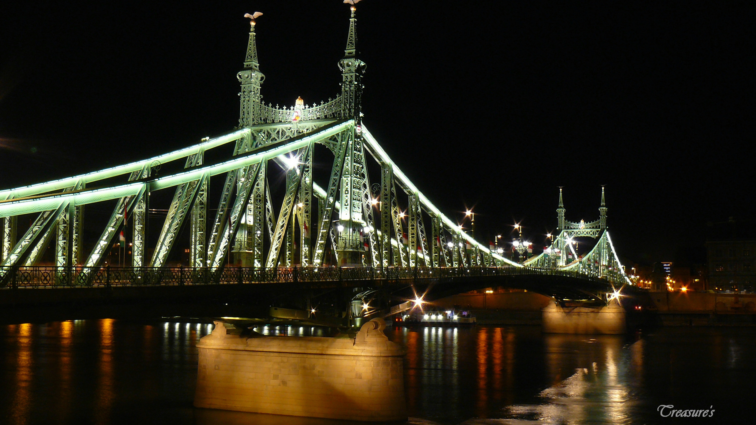 Puente Iluminado Durante la Noche. Wallpaper in 2560x1440 Resolution