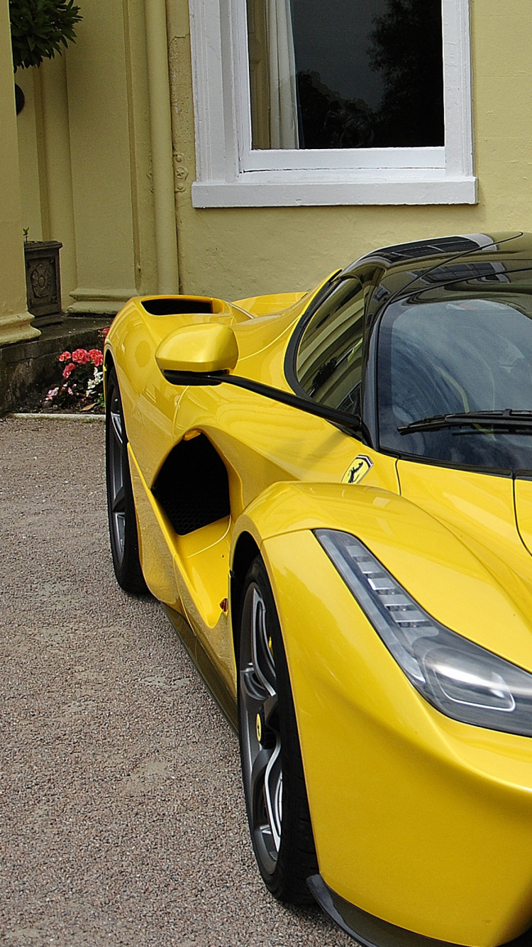Ferrari 458 Italia Jaune Garée Devant la Maison Blanche. Wallpaper in 750x1334 Resolution