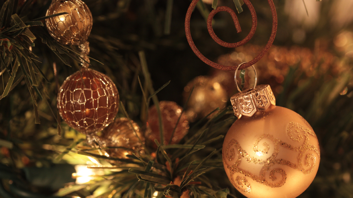 Le Jour De Noël, Arbre de Noël, Ornement de Noël, Décoration de Noël, Éclairage. Wallpaper in 1366x768 Resolution