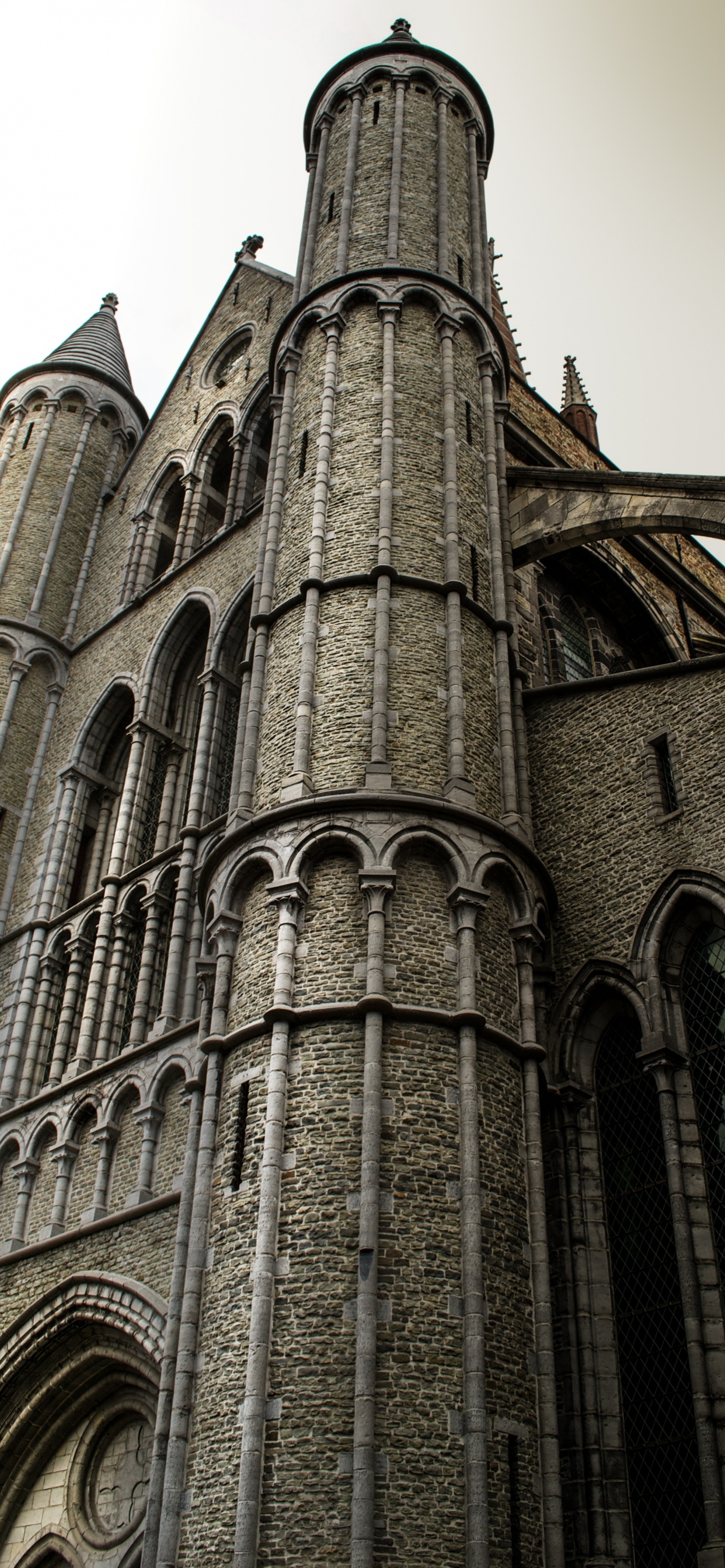 Edificio de Hormigón Marrón Durante el Día.. Wallpaper in 1242x2688 Resolution