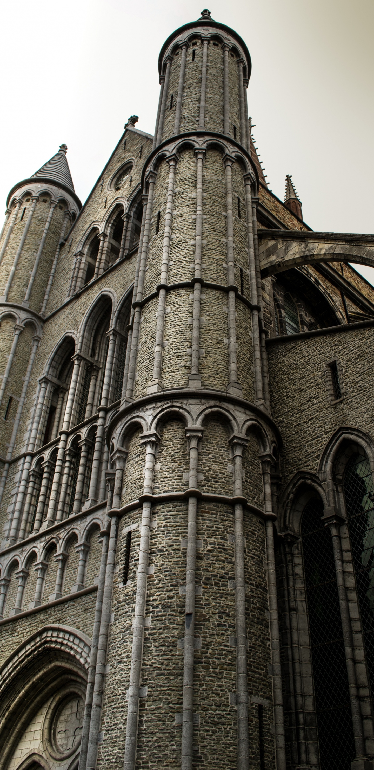 Bâtiment en Béton Brun Pendant la Journée. Wallpaper in 1440x2960 Resolution