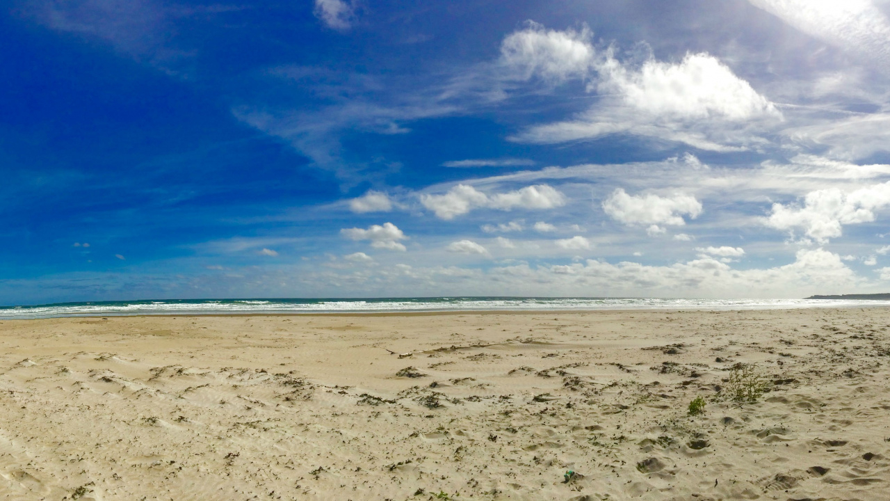 Plage de Sable Blanc Sous Ciel Bleu et Nuages Blancs Pendant la Journée. Wallpaper in 1280x720 Resolution