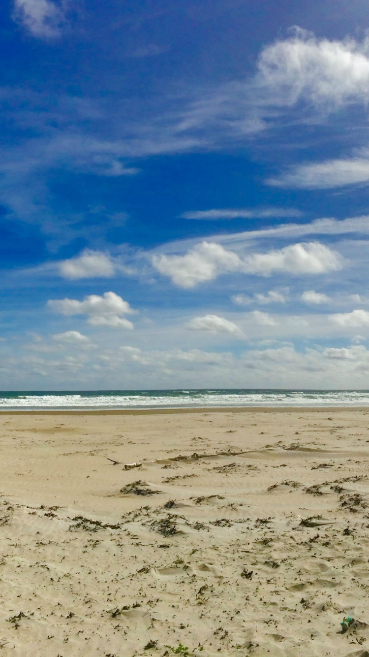 Plage de Sable Blanc Sous Ciel Bleu et Nuages Blancs Pendant la Journée. Wallpaper in 750x1334 Resolution