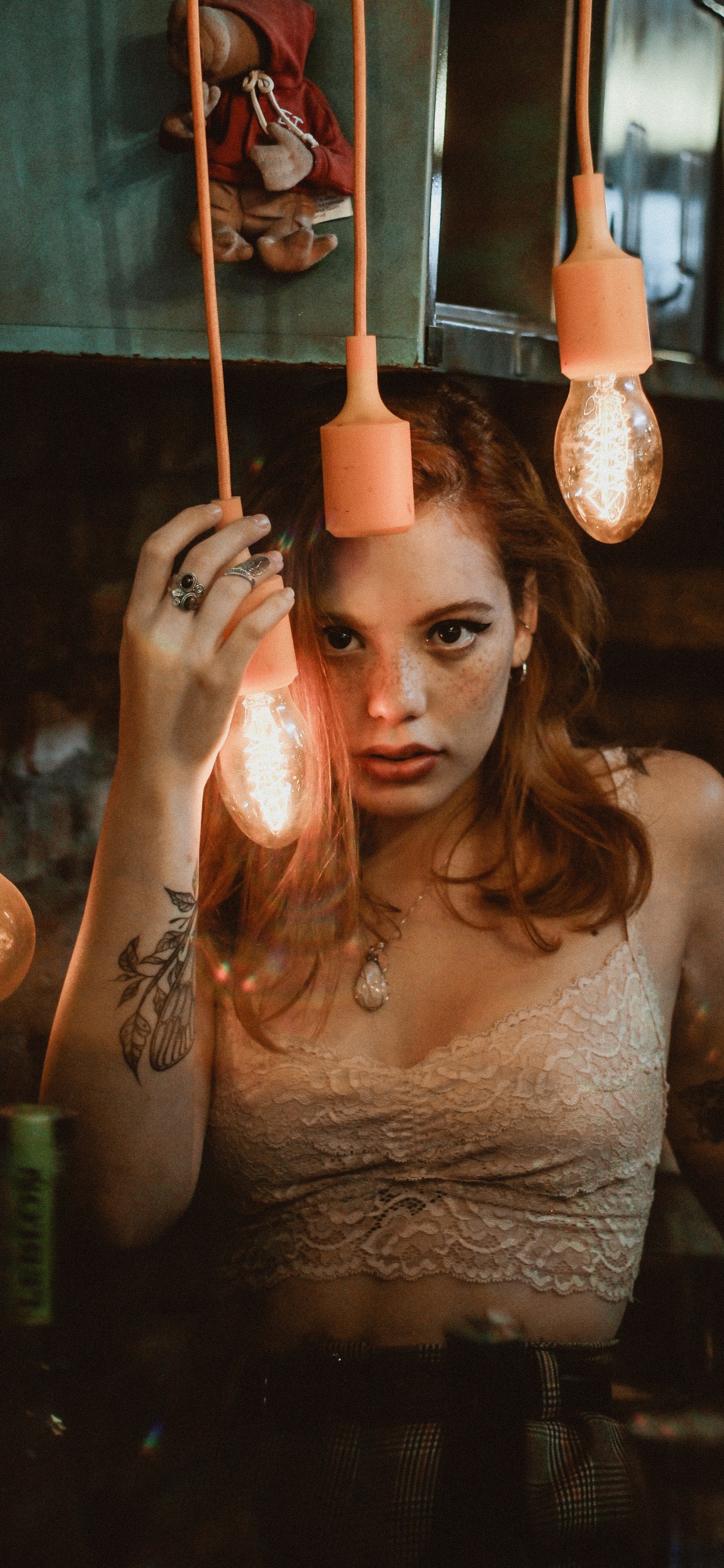 Dame, Pendentif Lumière, Coiffure, Sourcil, Muscle. Wallpaper in 1125x2436 Resolution