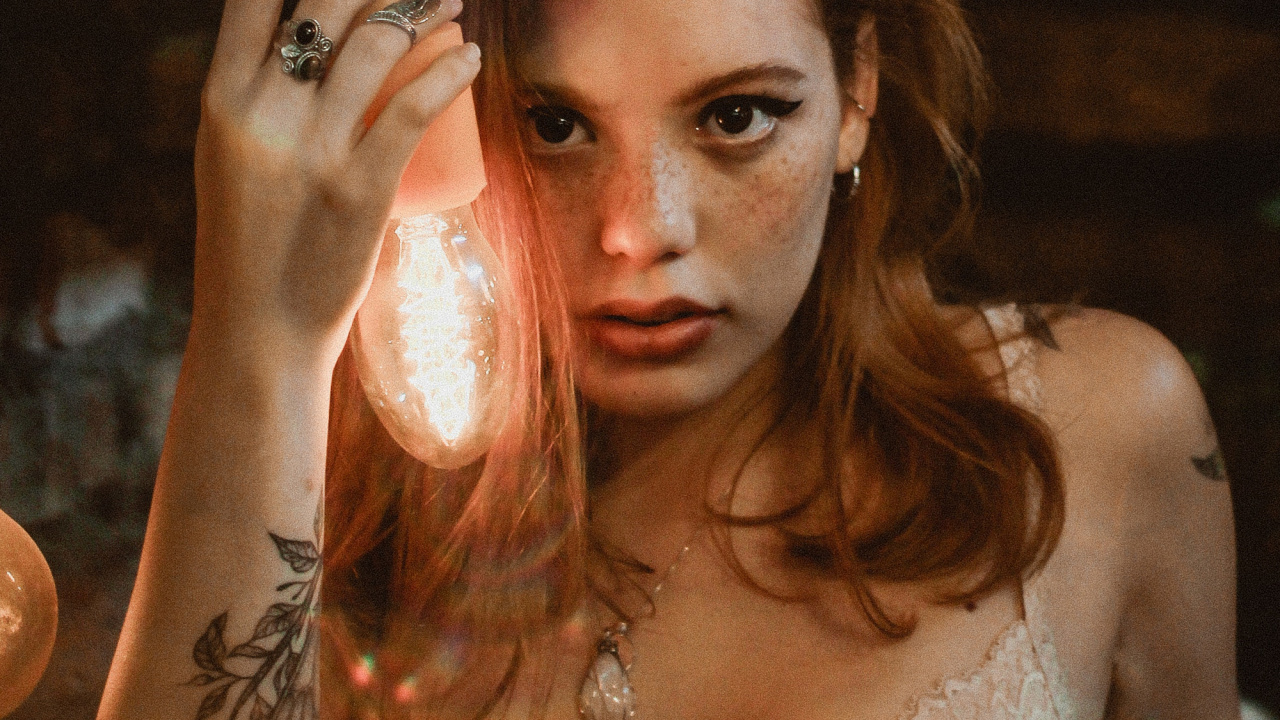 Dame, Pendentif Lumière, Coiffure, Sourcil, Muscle. Wallpaper in 1280x720 Resolution