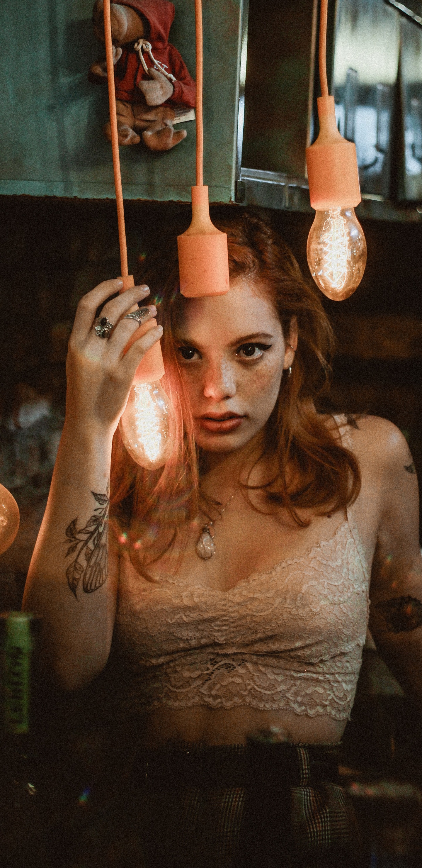 小姐, 吊灯, 发型, 眉毛, 肌肉 壁纸 1440x2960 允许