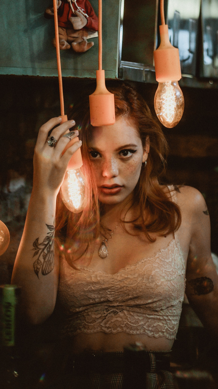 小姐, 吊灯, 发型, 眉毛, 肌肉 壁纸 750x1334 允许