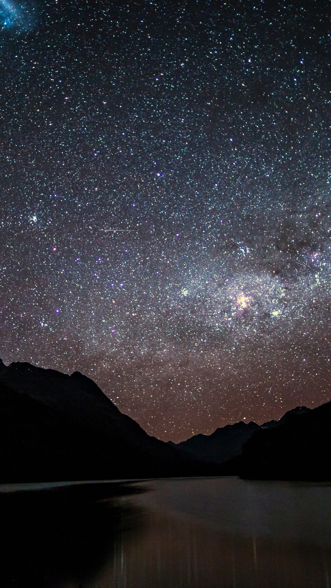 Cuerpo de Agua Cerca de la Montaña Bajo la Noche Estrellada. Wallpaper in 1080x1920 Resolution