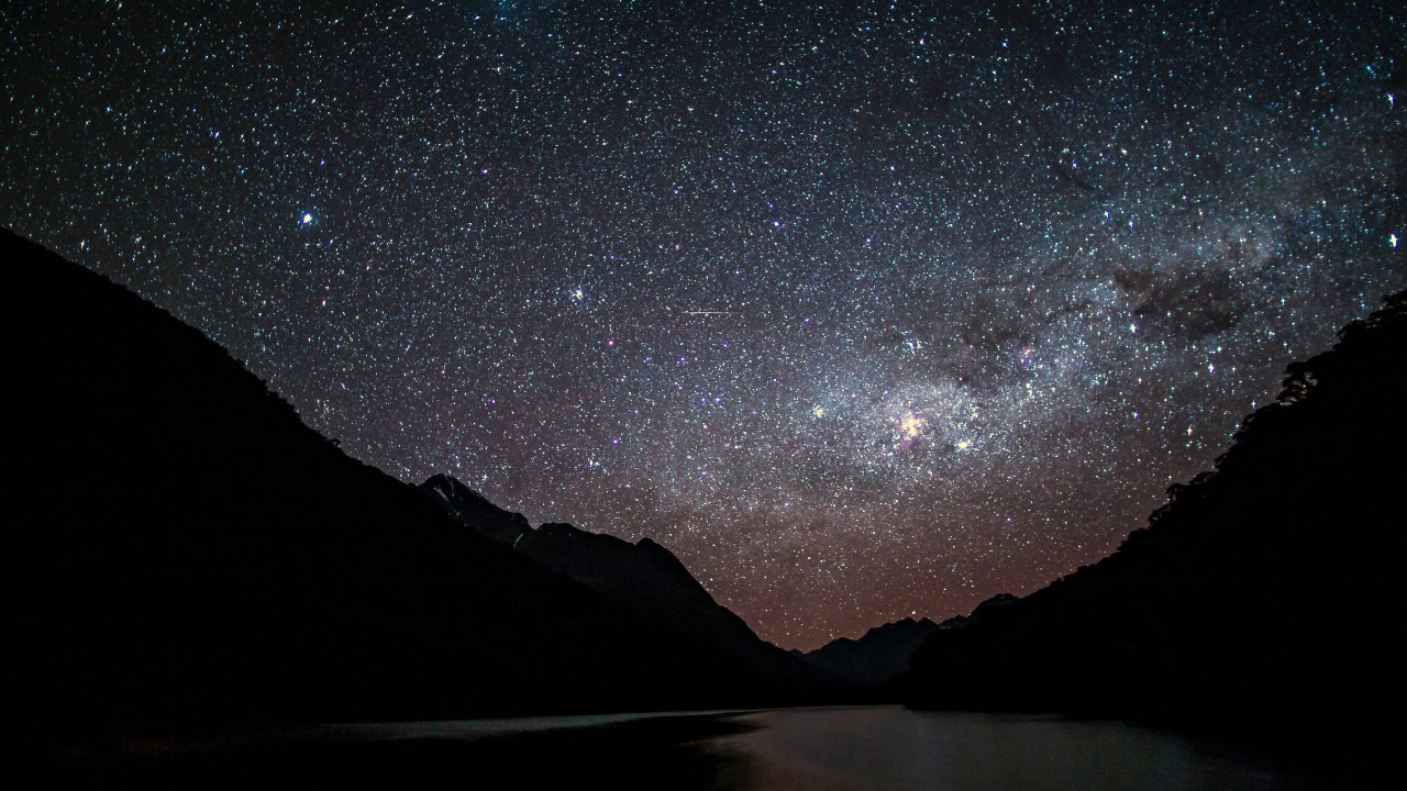 Cuerpo de Agua Cerca de la Montaña Bajo la Noche Estrellada. Wallpaper in 1280x720 Resolution