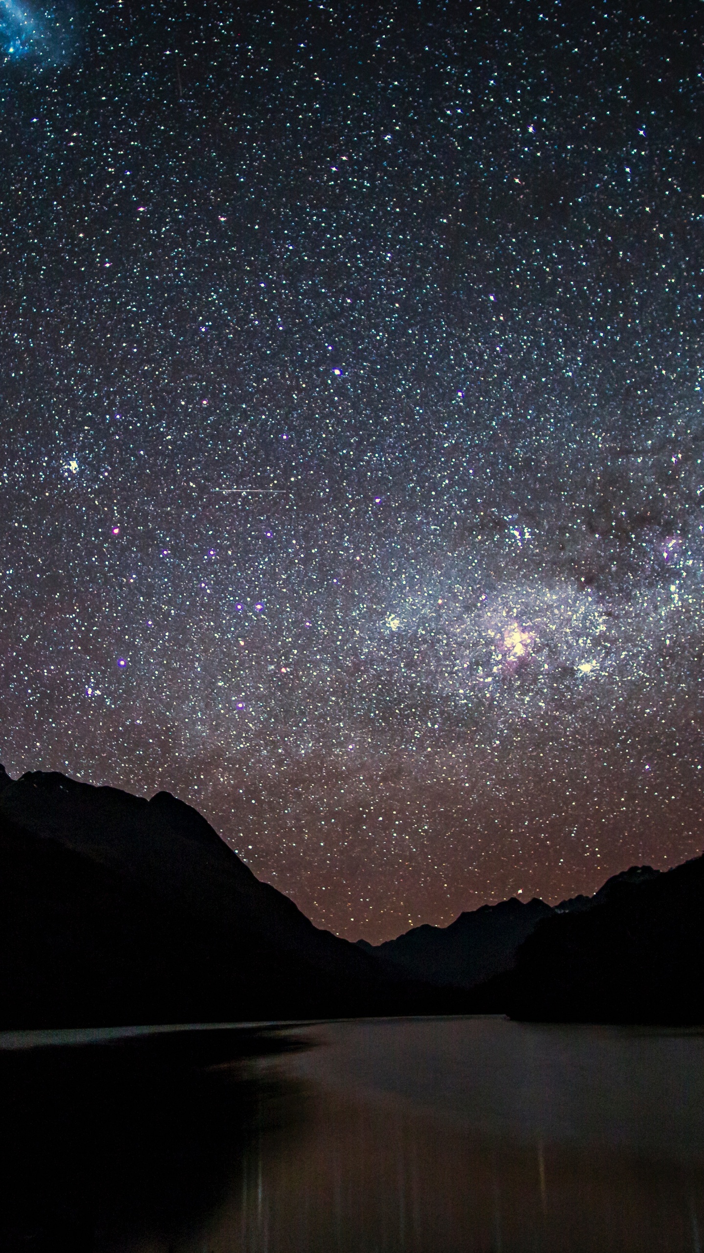 Cuerpo de Agua Cerca de la Montaña Bajo la Noche Estrellada. Wallpaper in 1440x2560 Resolution