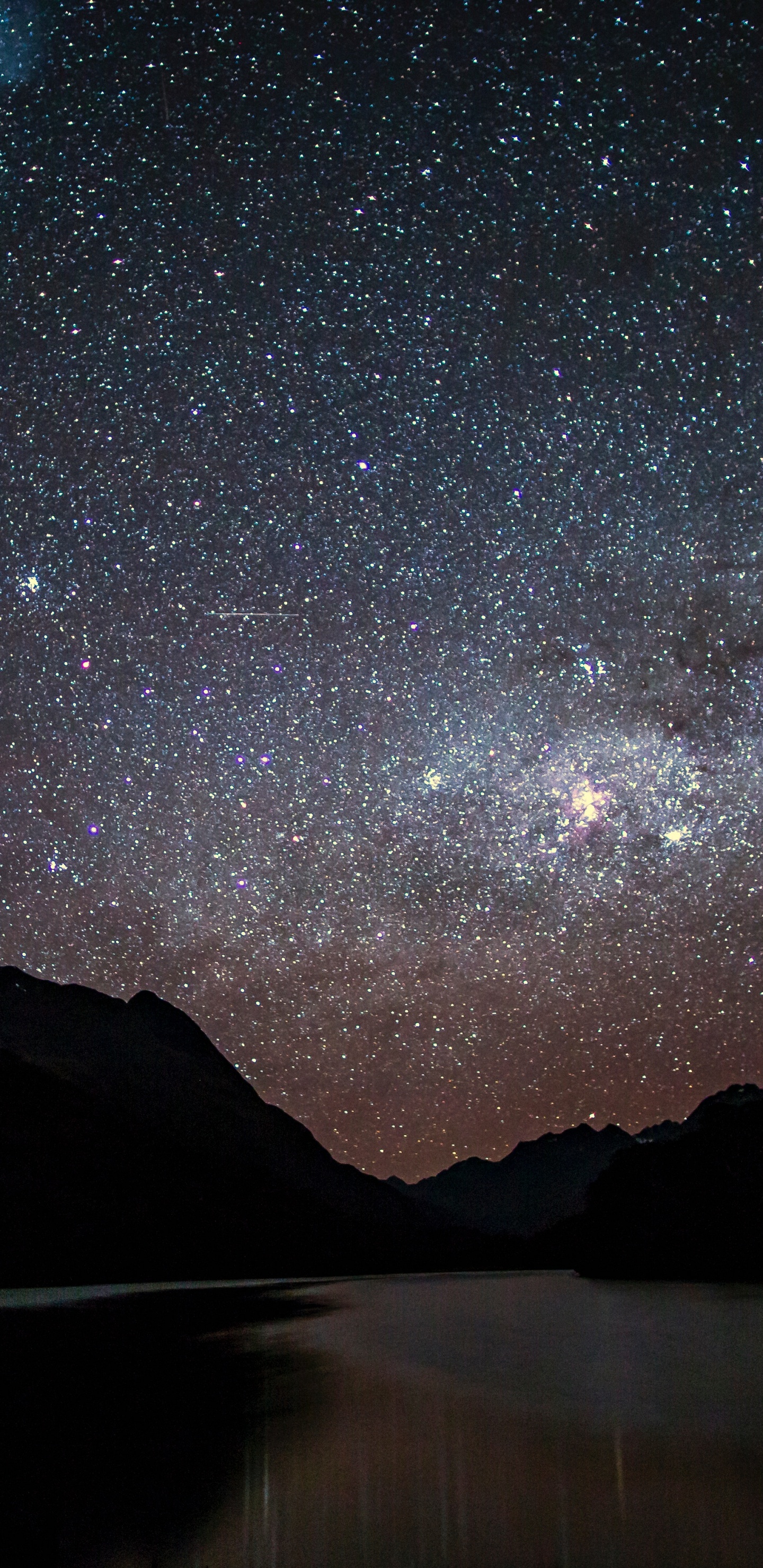 Cuerpo de Agua Cerca de la Montaña Bajo la Noche Estrellada. Wallpaper in 1440x2960 Resolution