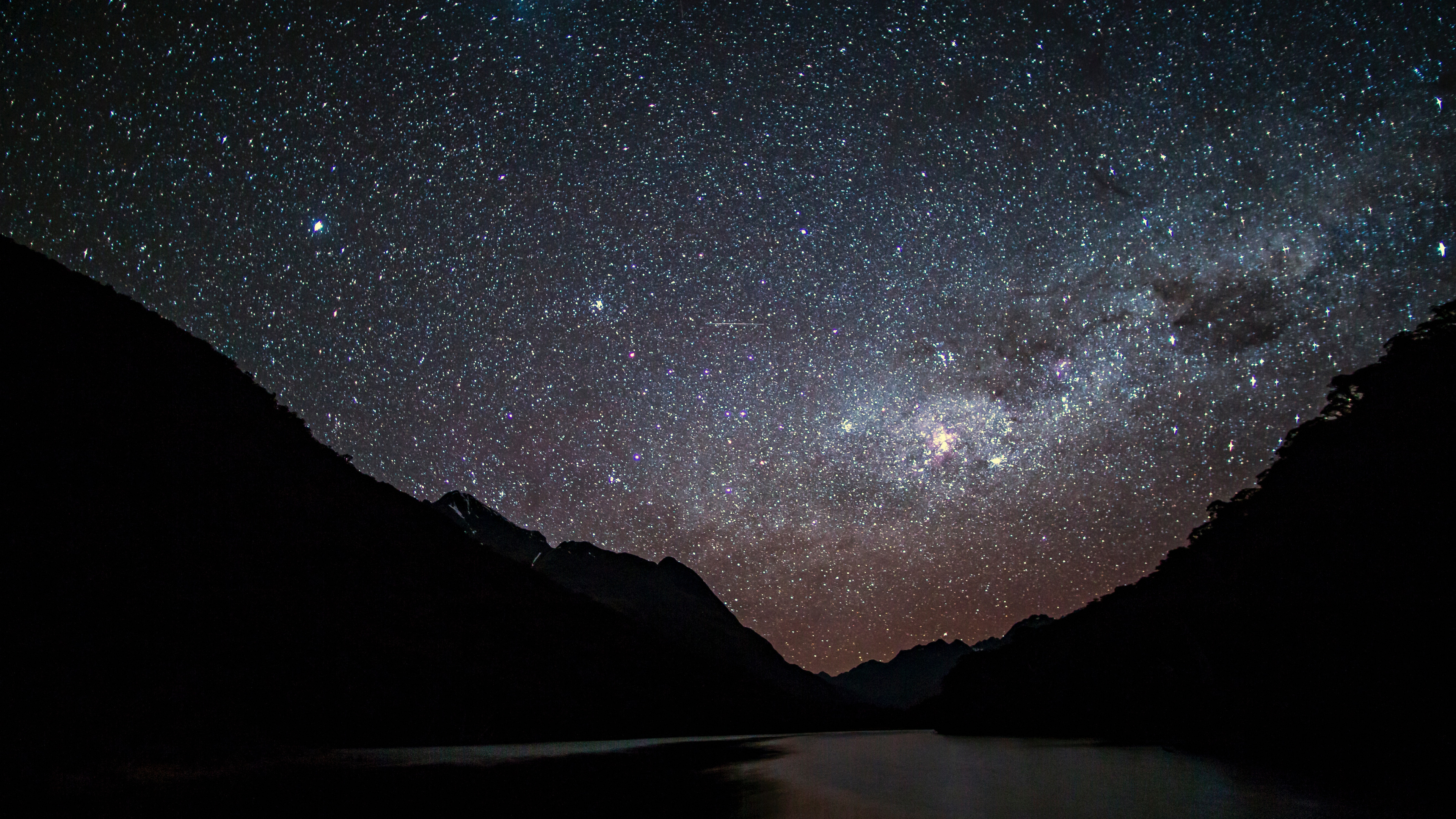 Cuerpo de Agua Cerca de la Montaña Bajo la Noche Estrellada. Wallpaper in 3840x2160 Resolution