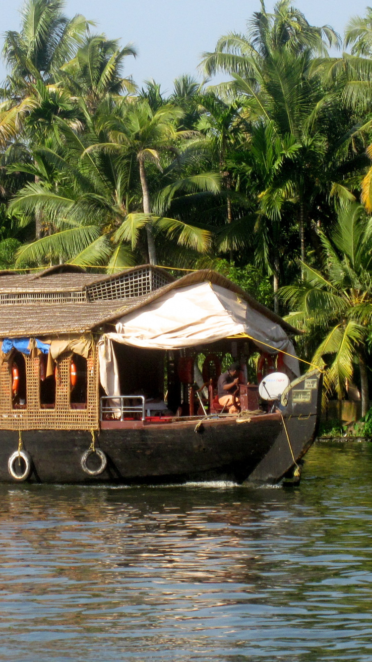 Bateau en Bois Brun Sur le Plan D'eau Pendant la Journée. Wallpaper in 750x1334 Resolution