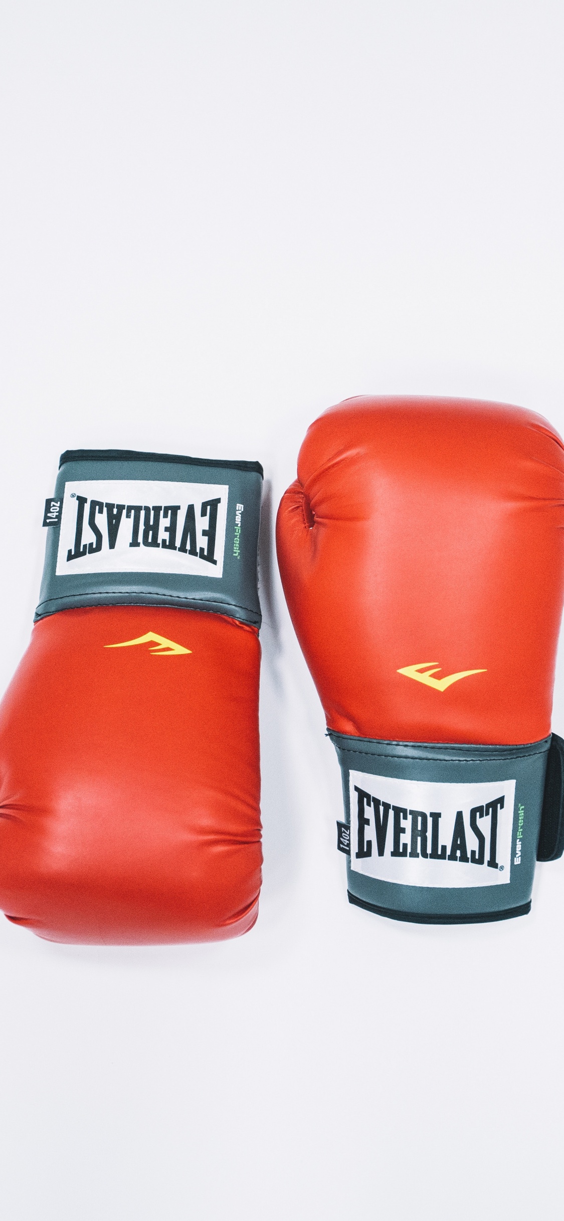 Gants de Boxe Rouges et Noirs. Wallpaper in 1125x2436 Resolution