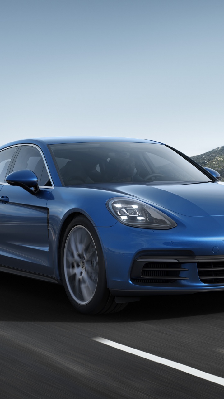 BMW m 3 Azul en la Carretera Durante el Día. Wallpaper in 720x1280 Resolution