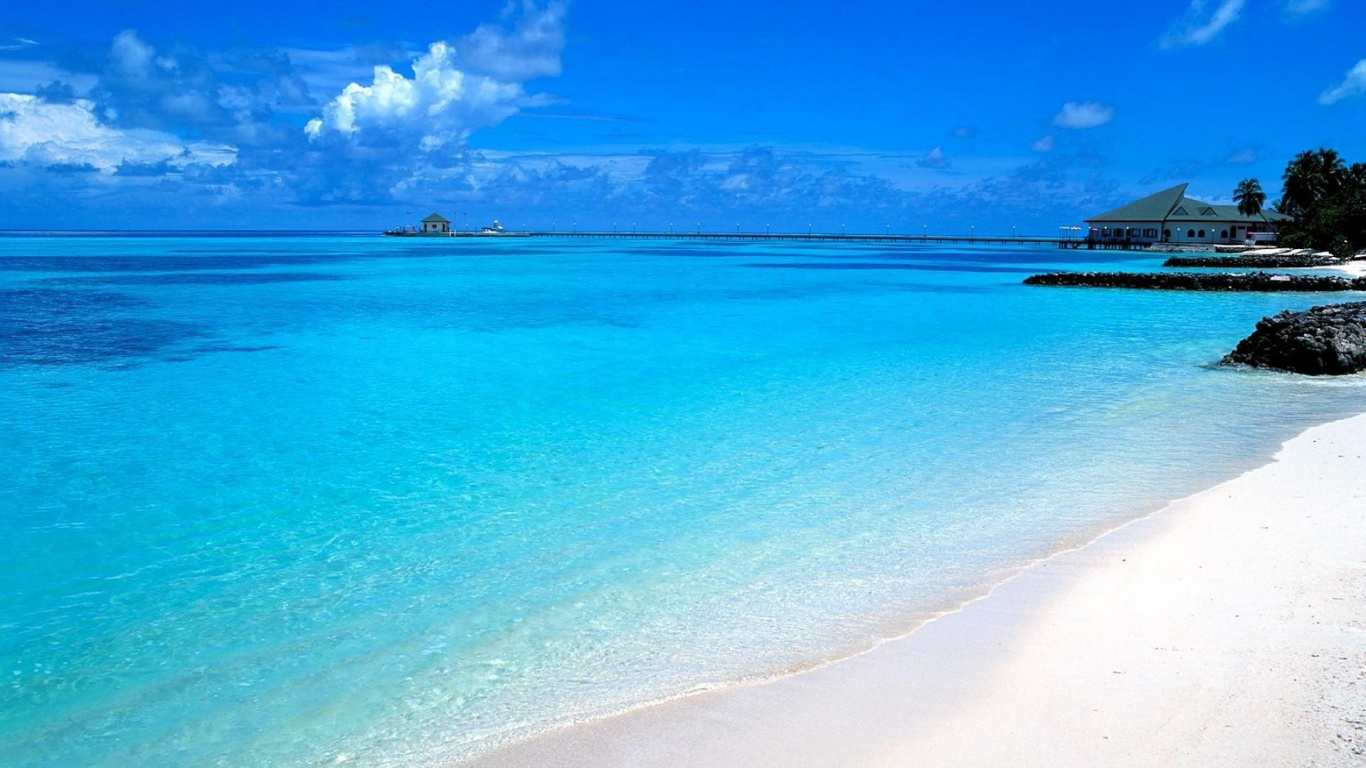 Blue Sea Under Blue Sky During Daytime. Wallpaper in 1366x768 Resolution