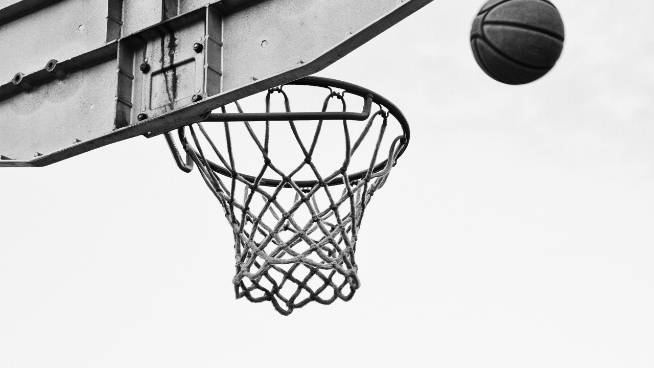 Basketball Auf Basketballkorb in Graustufenfotografie. Wallpaper in 1280x720 Resolution