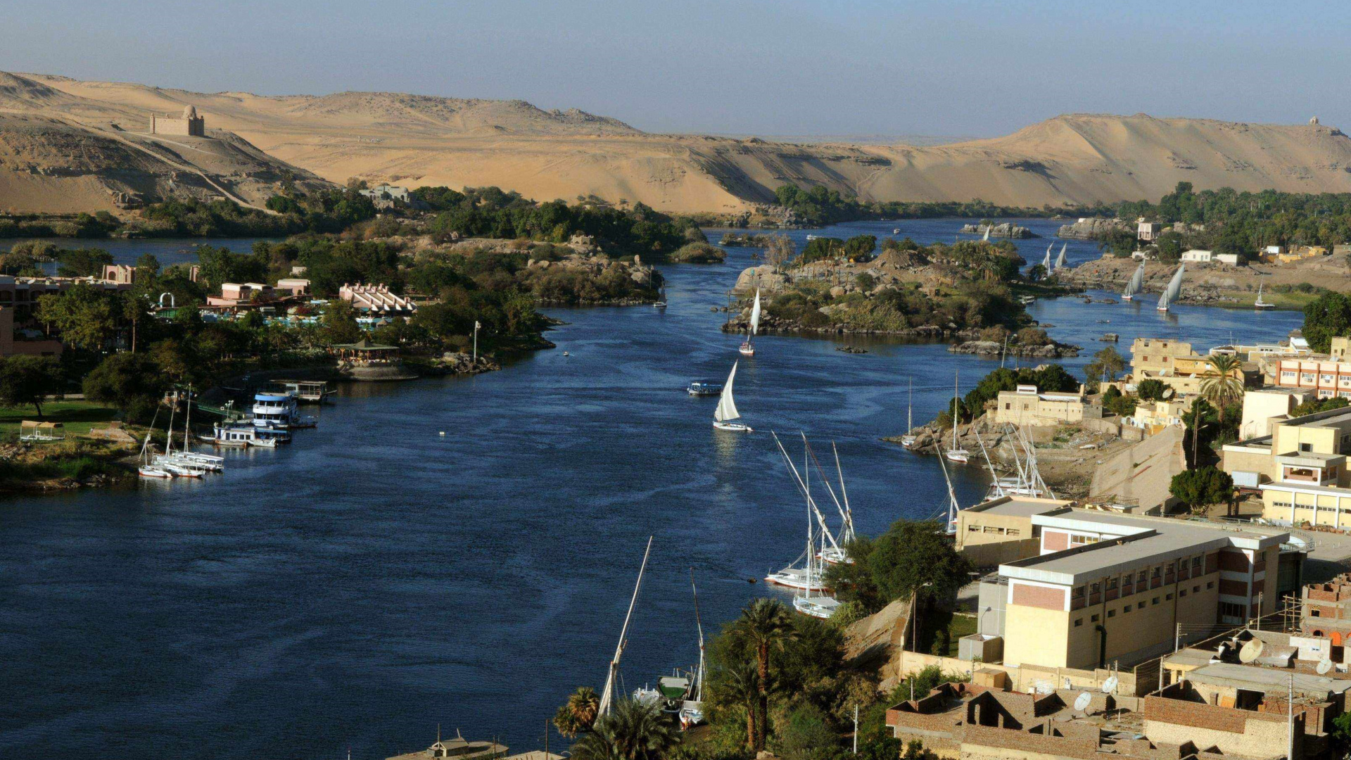 Bateau Blanc Sur le Plan D'eau Pendant la Journée. Wallpaper in 1920x1080 Resolution