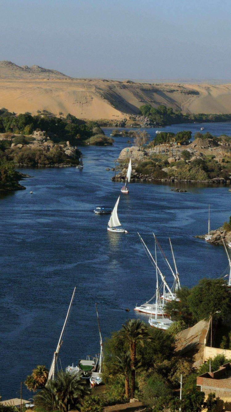 Weißes Boot am Gewässer Tagsüber. Wallpaper in 750x1334 Resolution