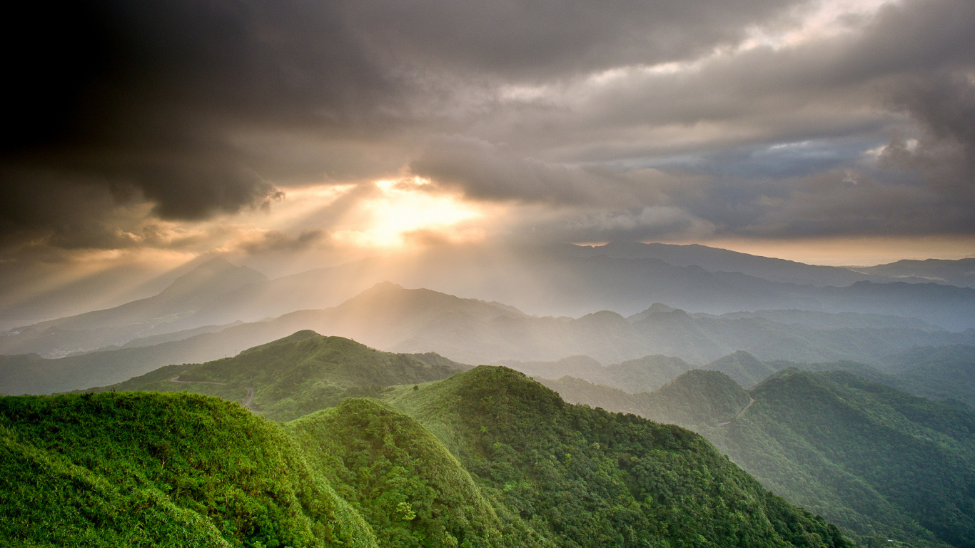 Montagnes Vertes Sous Des Nuages Blancs Pendant la Journée. Wallpaper in 1366x768 Resolution