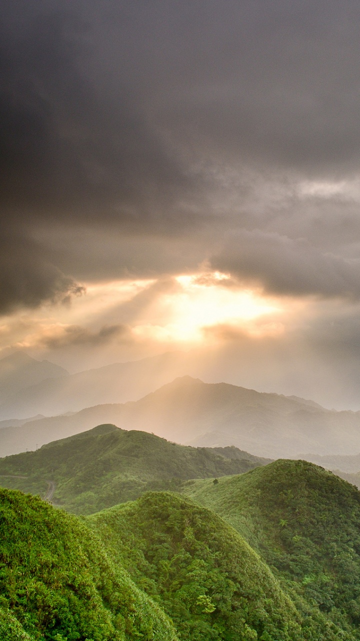 Montañas Verdes Bajo Nubes Blancas Durante el Día. Wallpaper in 720x1280 Resolution