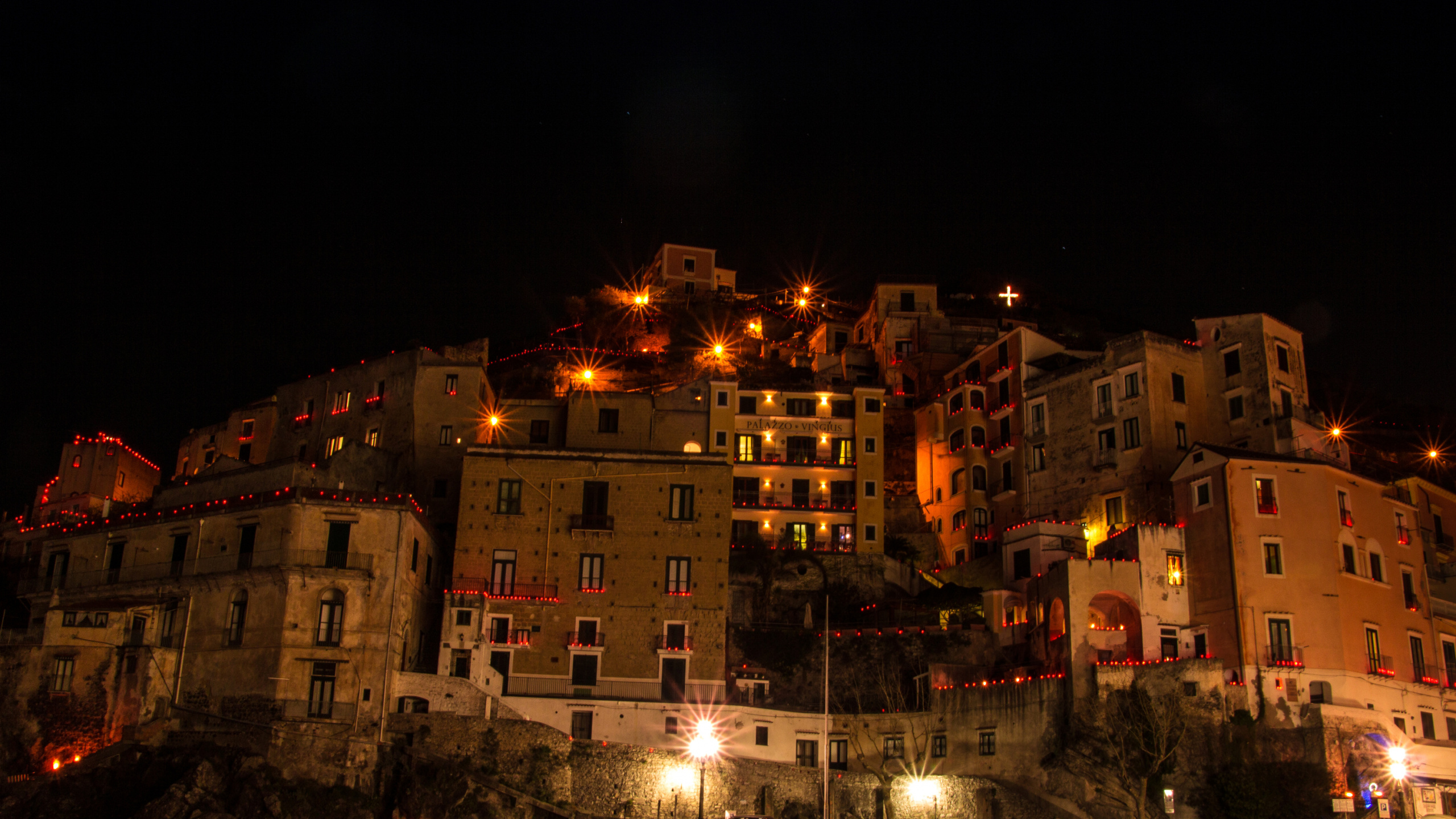 Brown Concrete Building During Nighttime. Wallpaper in 2560x1440 Resolution