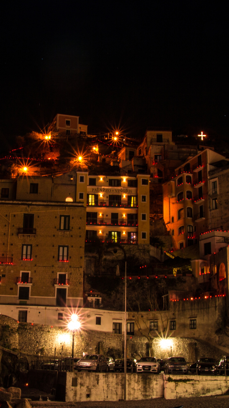 Edificio de Hormigón Marrón Durante la Noche.. Wallpaper in 750x1334 Resolution