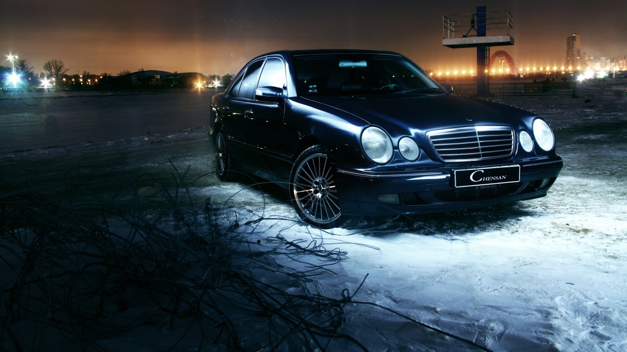 Schwarzes Mercedes-benz-coupé Auf Schneebedecktem Boden Während Der Nachtzeit. Wallpaper in 1280x720 Resolution