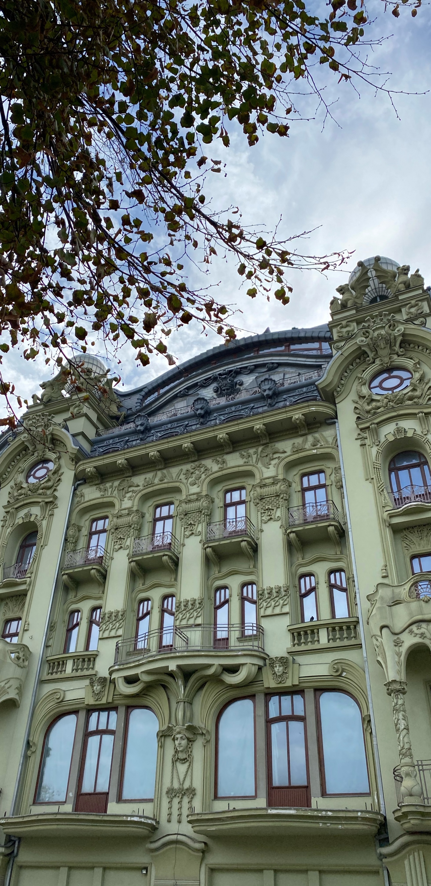 Wahrzeichen, Klassische Architektur, Fenster, Architektur, Fassade. Wallpaper in 1440x2960 Resolution