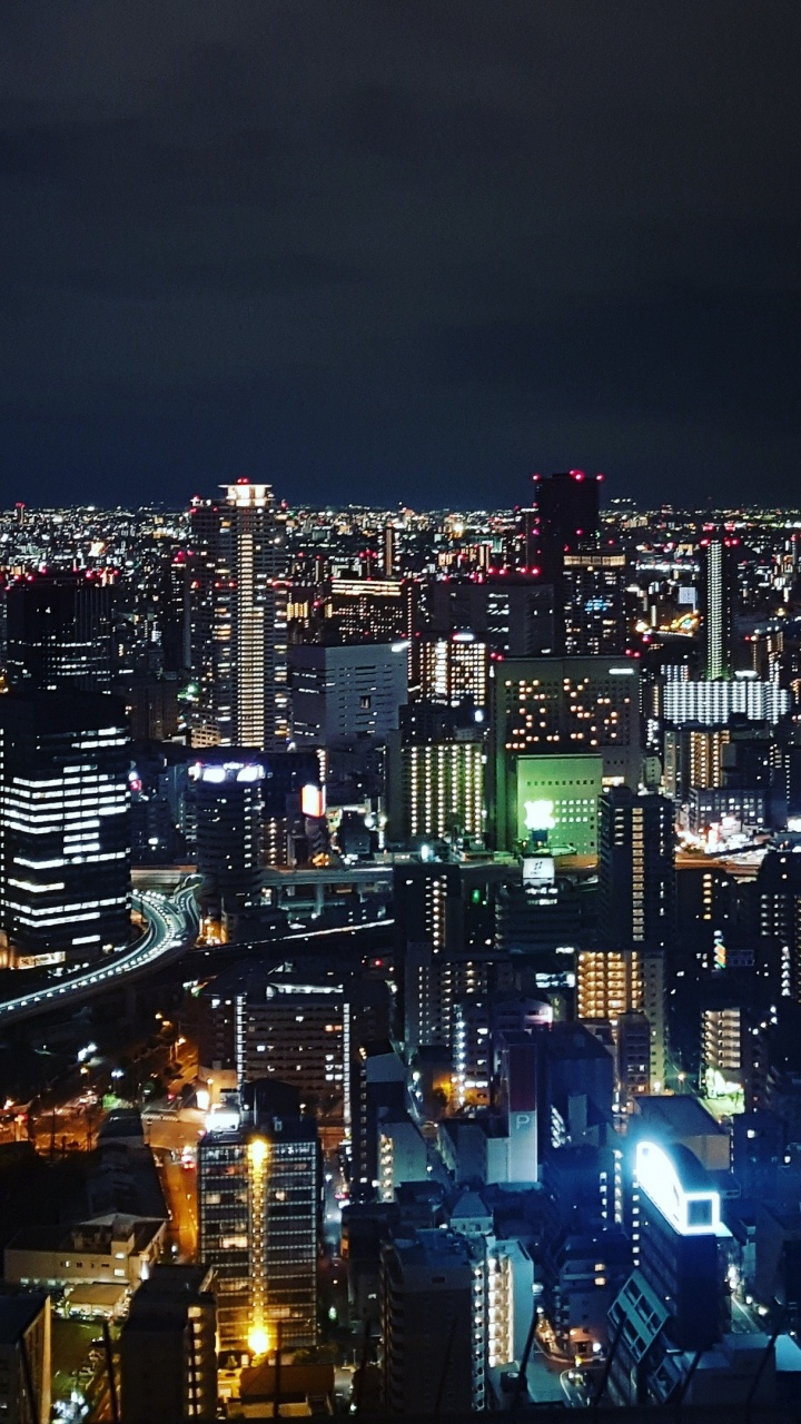 Ville Avec Des Immeubles de Grande Hauteur Pendant la Nuit. Wallpaper in 720x1280 Resolution