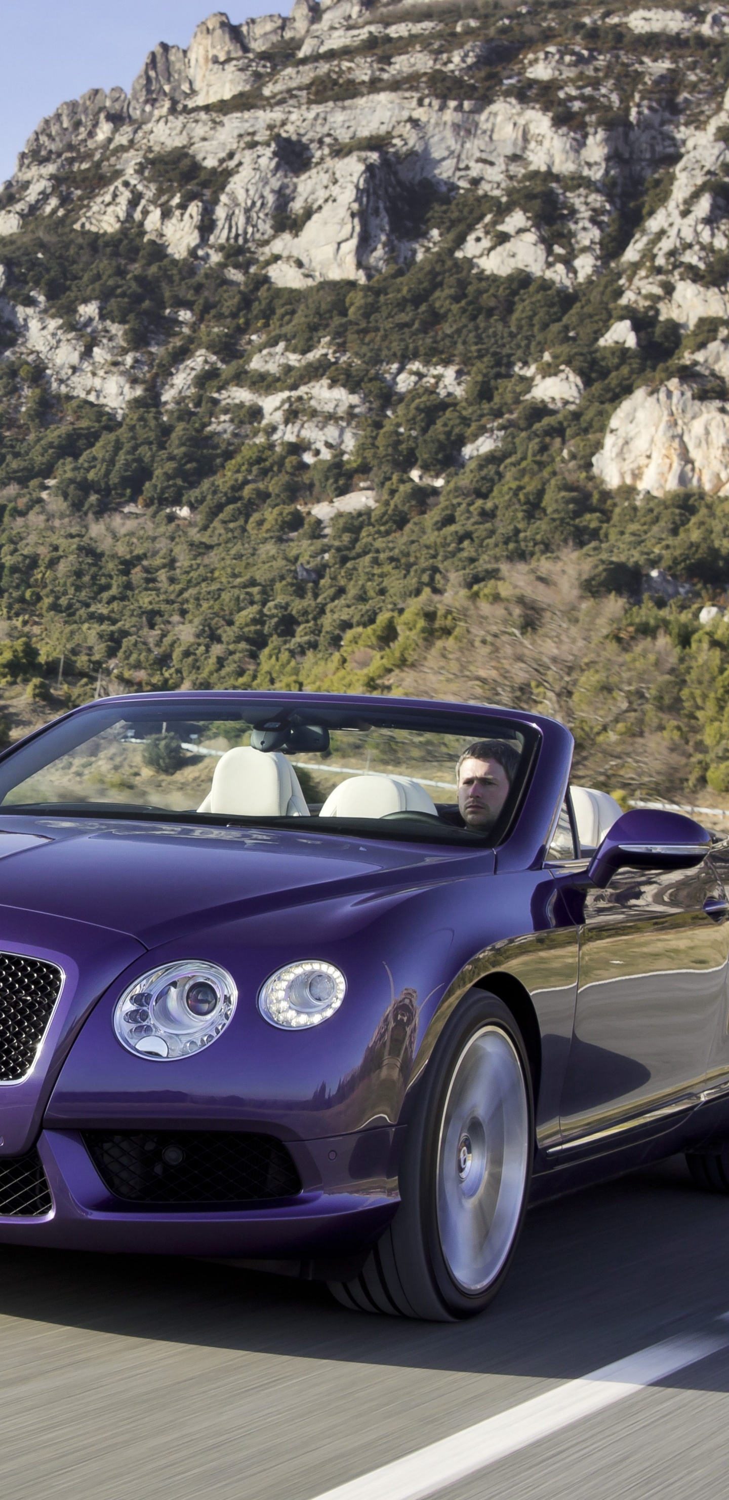 Lila Porsche 911 Tagsüber Unterwegs. Wallpaper in 1440x2960 Resolution