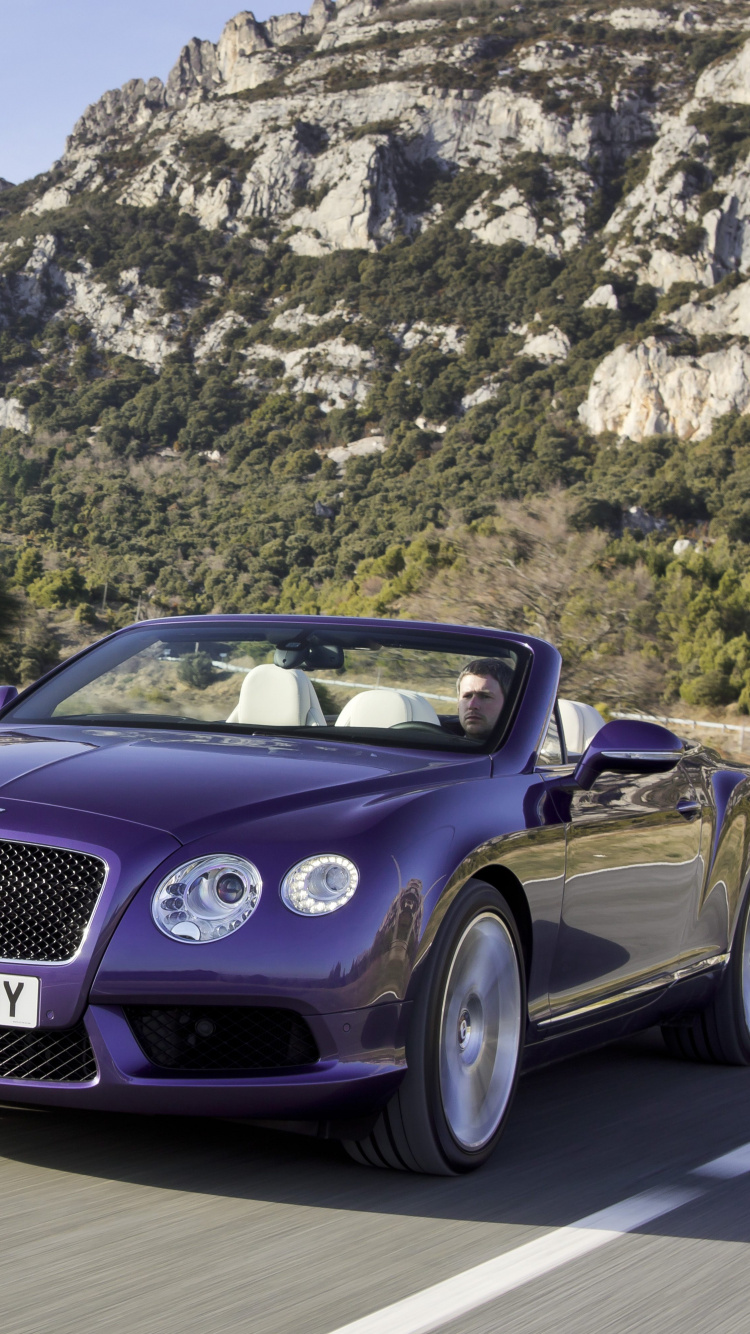 Porsche 911 Violette Sur Route Pendant la Journée. Wallpaper in 750x1334 Resolution