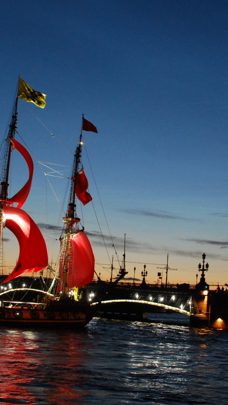 Barco Marrón en el Cuerpo de Agua Durante la Noche. Wallpaper in 750x1334 Resolution