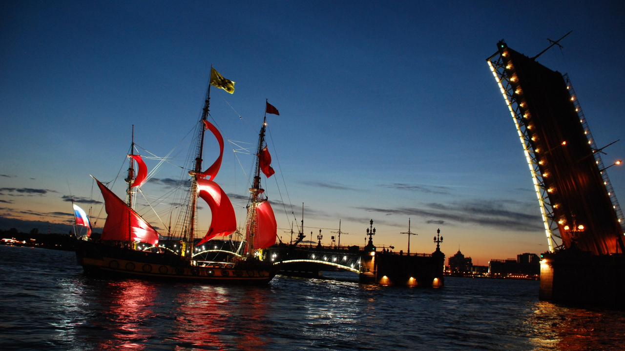 Braunes Schiff Auf Gewässer Während Der Nacht. Wallpaper in 1280x720 Resolution