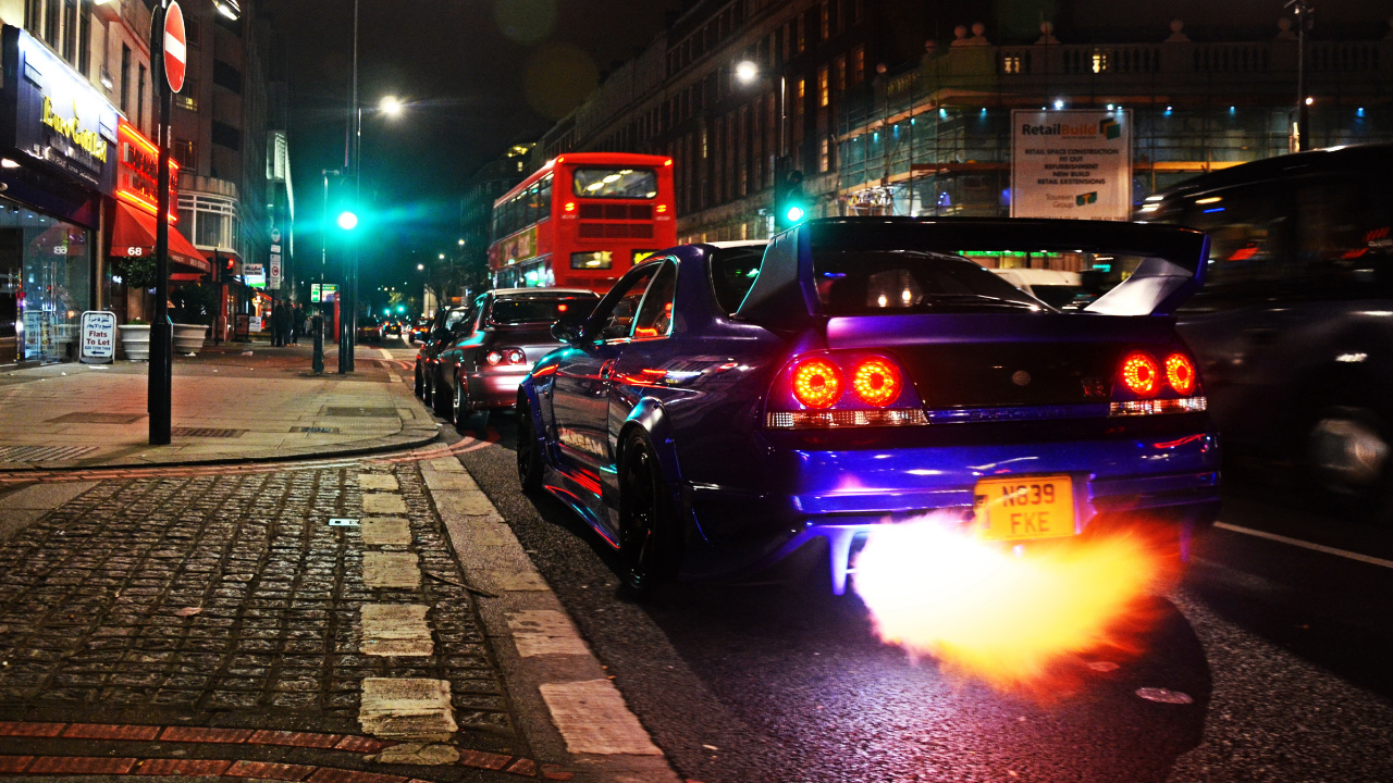 Voiture Noire Sur Route Pendant la Nuit. Wallpaper in 1280x720 Resolution