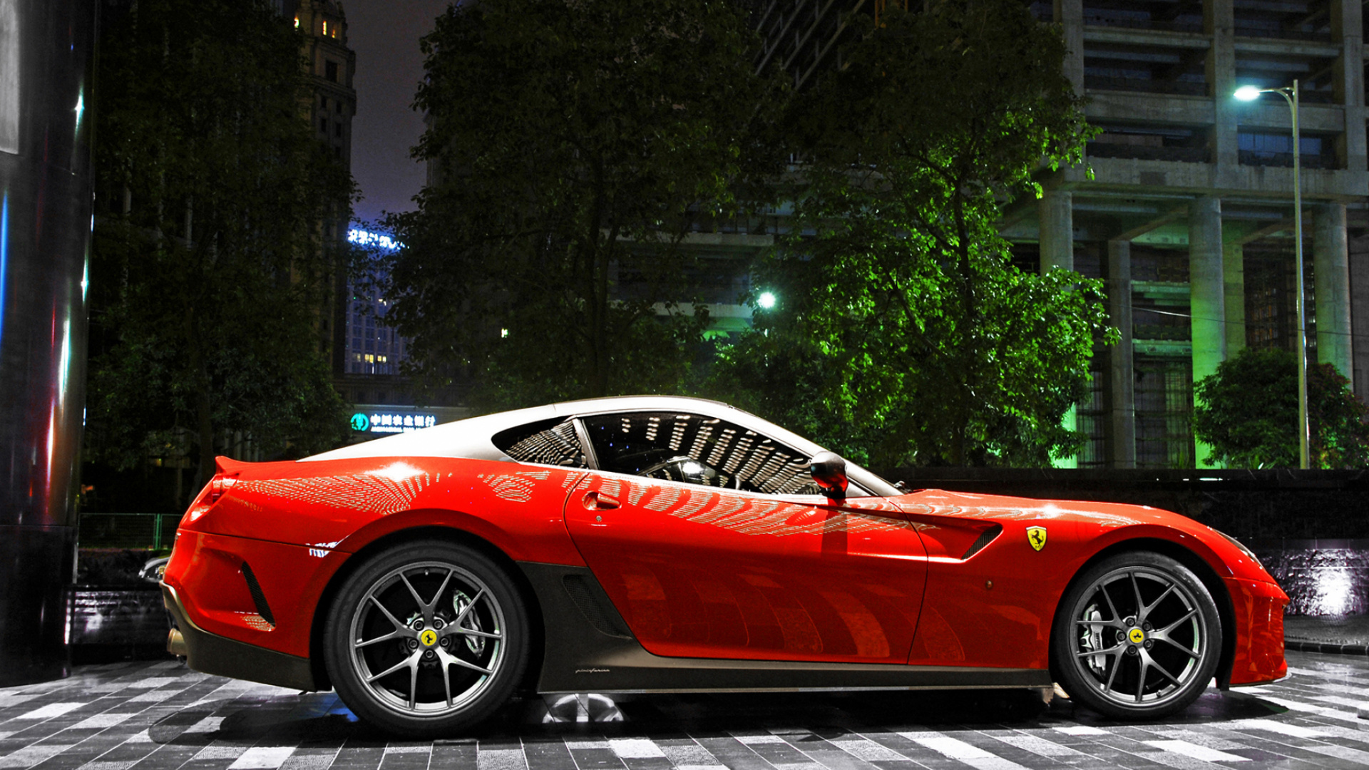 Ferrari 458 Italia Rojo Estacionado Cerca de Árboles Verdes Durante la Noche. Wallpaper in 1920x1080 Resolution