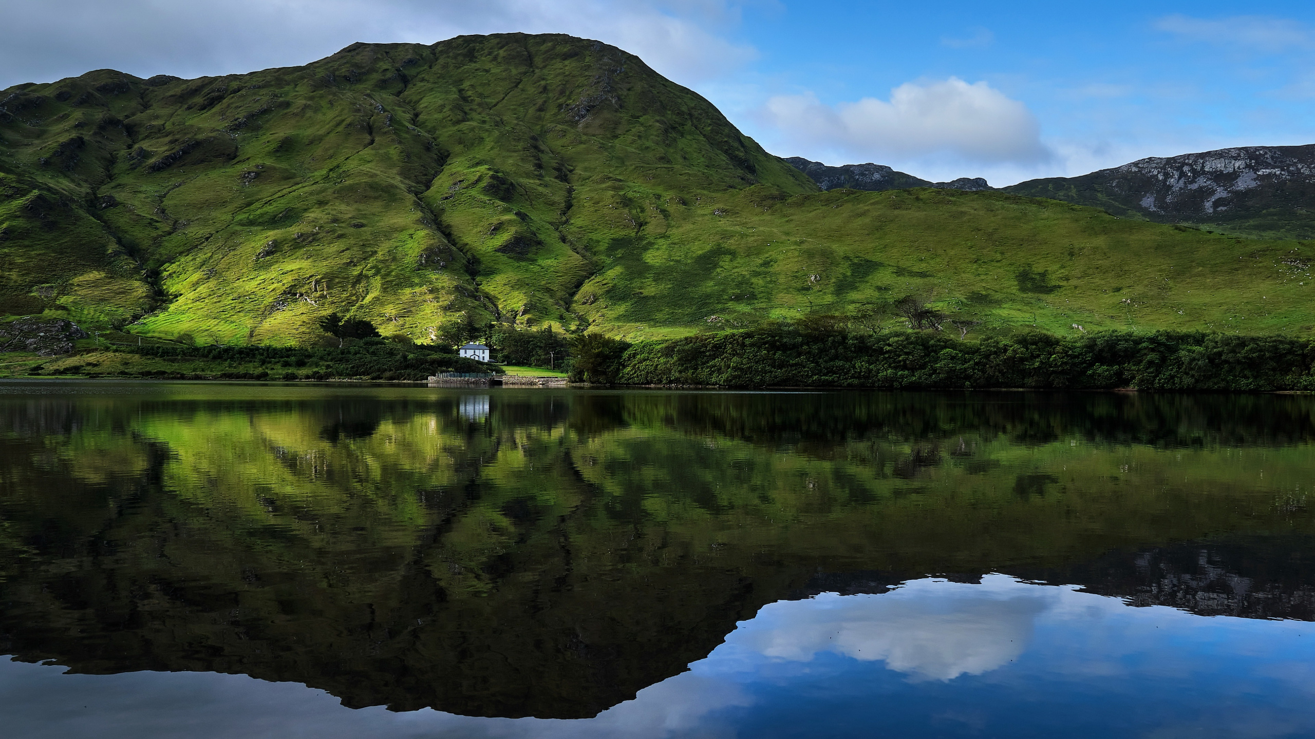 Reflexión, Agua, Montaña, Paisaje Natural, Verde. Wallpaper in 2560x1440 Resolution