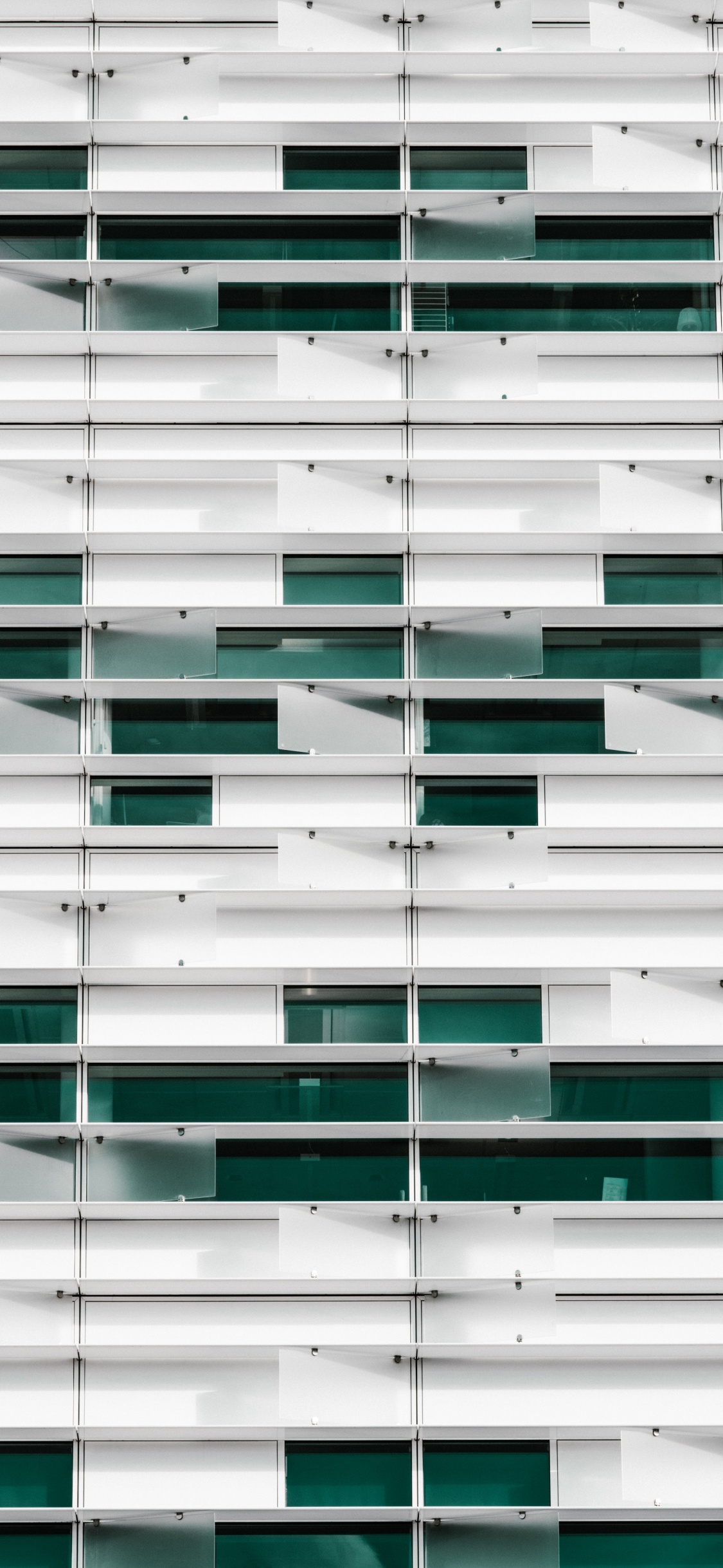 Weißes Und Schwarzes Betongebäude. Wallpaper in 1125x2436 Resolution