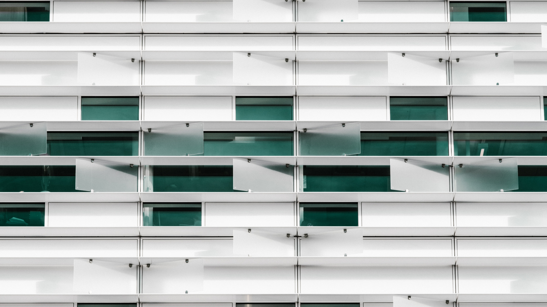 Weißes Und Schwarzes Betongebäude. Wallpaper in 1920x1080 Resolution