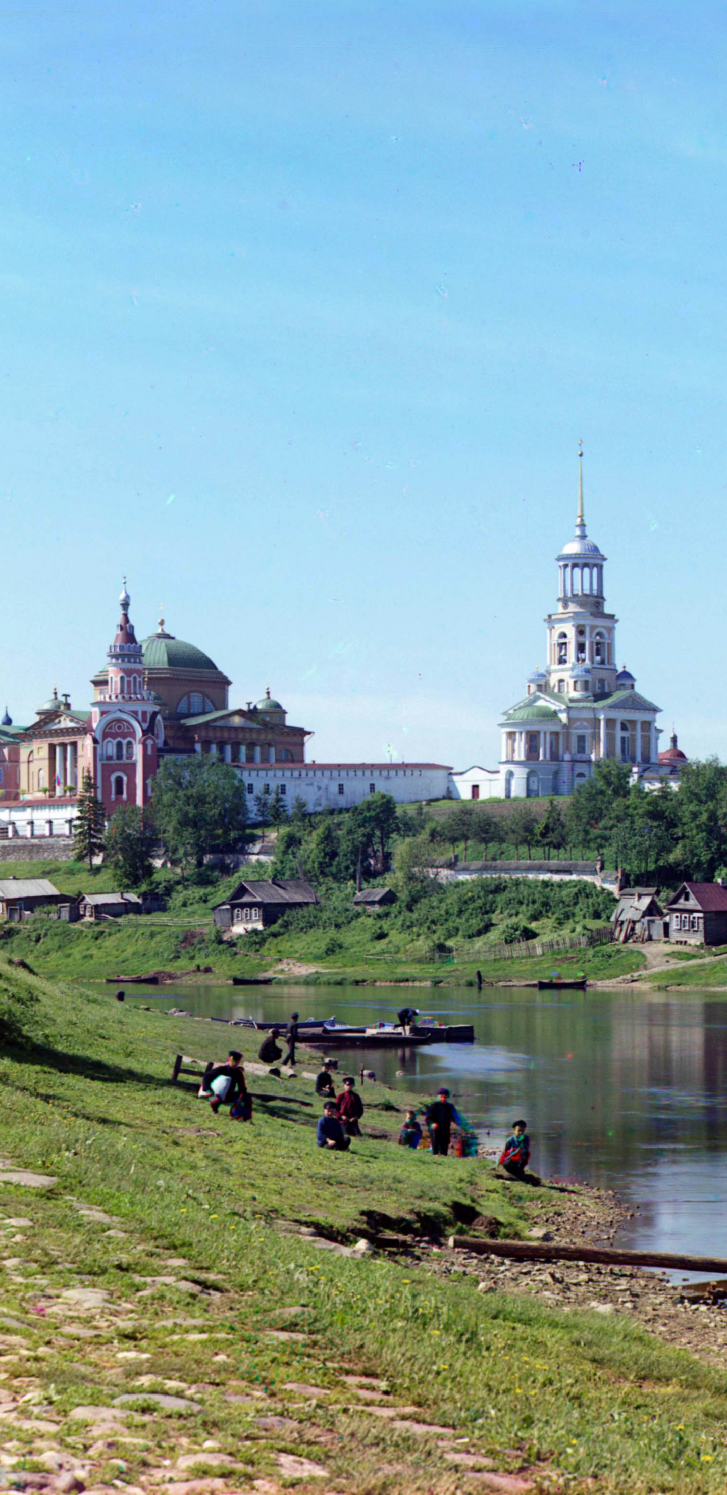 Bâtiment en Béton Blanc Près de la Rivière Pendant la Journée. Wallpaper in 1440x2960 Resolution